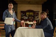 Im Knast – Erdem (Denis Moschitto, l.) und Manni (Tristan Seith, r.) beim therapeutischen Rollenspiel.