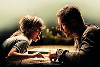 Kokowääh – Nach und nach scheint sich eine ganz besondere Beziehung, zwischen Henry (Til Schweiger, r.) und seiner "neuen" Tochter Magdalena (Emma Schweiger, l.) zu entwickeln ...