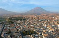 Leben mit Vulkanen – Arequipa, eine Oase in der Wüste: Dank seines markanten Reliefs leitet der Vulkan Misti Wasser in die extrem trockene Region und nimmt damit eine zentrale Rolle im Leben dort lebenden Menschen ein.