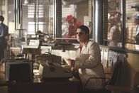 Castle – Im Look der Siebziger versucht er, einen Zeugen zu befragen, der komplett in seiner selbstgeschaffenen Traumwelt der 1970er Jahre lebt: Richard Castle (Nathan Fillion) ...