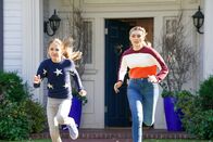 American Housewife – Anna-Kat Otto (Julia Butters, l.); Taylor Otto (Meg Donnelly, r.)