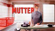Mutter – Anke Engelke widmet sich in diesem Film dem komplexen Thema Mutterschaft und erzählt von Freude und Zweifel, Macht und Ohnmacht, Wut und Liebe. - Die Mutter, dargestellt von Anke Engelke, am Bügelbrett.