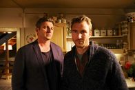 Der Bergdoktor – Hans (Heiko Ruprecht, r.) hat eine weitreichende Entscheidung getroffen die Martin (Hans Sigl, l.) nicht begreifen kann.