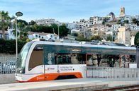 Mit dem Zug ... – In Altea fährt sie unterhalb der weiß getünchten Altstadt: Die Bahn an der spanischen Costa Blanca.