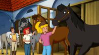 Bibi und Tina – Bibi (r.), Tina (M.) und Alex (l.) bringen die Pferde des Grafen in Sicherheit.