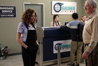 Speechless – Maya DiMeo (Minnie Driver, l.)