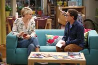 The Big Bang Theory – Geraten wegen Geld in Streit: Penny (Kaley Cuoco, l.) und Leonard (Johnny Galecki, r.) ...