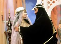 Die Nanny – Der Sultan Hassan (Charles Shaughnessy), der eine verblüffende Ähnlichkeit mit Maxwell hat, wird Fran (Fran Drescher) zu aufdringlich.