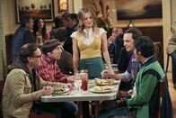 The Big Bang Theory – Zunächst sind Leonard (Johnny Galecki, l.), Howard (Simon Helberg, 2.v.l.), Sheldon (Jim Parsons, 2.v.r.) und Raj (Kunal Nayyar, r.) begeistert, als Penny (Kaley Cuoco, M.) eine Rolle in der Serie "Navy CIS" erhält, doch als sich ihr angeblicher Durchbruch als Reinfall herausstellt, geraten Penny und Leonard unerwartet aneinander ...