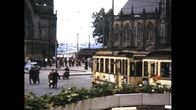 Unser Land in den 50ern – Mit der Tram durch die Trümmer: Der Dom war stehengeblieben, aber ganz Köln war nach dem Zweiten Weltkrieg eine Trümmerwüste. Immerhin fuhren schon wieder die ersten Straßenbahnen. In Düsseldorf gab es Anfang der 50er sogar eine mit Speisewagen und Bedienung am Platz.