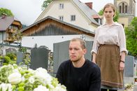 Die Bergretter – Philipp (Kai Malina, l.) und Melanie Binder (Annika Schrumpf, r.) trauern um ihre verstorbene Mutter.