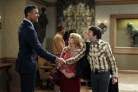 The Big Bang Theory – Nachdem Bernadette (Melissa Rauch, M.) und Howard (Simon Helberg, r.) Bernadettes Ex-Freund Glenn (Rick Fox, l.) getroffen haben, macht sich Howard ernsthafte Gedanken über seine Beziehung ...
