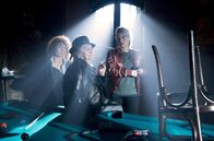 Großstadtrevier – Schlägerei in einer Billardhalle: Harry Möller (Maria Ketikidou, l.) und Nina Sieveking (Wanda Perdelwitz, r.) treffen auf die kettenrauchende Oma Helmut (Us Conradi, M.). Sie hat angeblich nichts mit der Schlägerei zu tun.