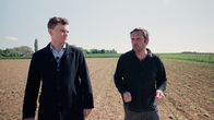 WeltWeit – ORF Korrespondent Johannes Perterer spricht mit einem belgischen Bauern, der aufgrund vermehrter Dürren NGT-Mais nutzen würde.