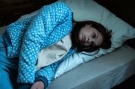 Tatort – Mia (Tesha Moon Krieg) hat in einem Wohnheim Unterschlupf gefunden: Ihre Mutter wurde getötet. Doch mit deren Mann möchte sie nicht unter einem Dach leben, sie fürchtet sich vor ihm.
