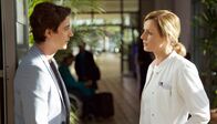 In aller Freundschaft – Dr. Lea Peters (Anja Nejarri) erklärt Frank Ziemann (Nils Brunkhorst), dass es eine Alternative zur dauerhaften Dialyse seines Vaters gibt. Frank könnte sich testen lassen, ob er als Spender einer Niere infrage kommt. Nils ahnt, dass, selbst wenn das der Fall wäre, sein Vater seine Niere nicht annehmen würde. Lea interessieren diese Familieninterna nicht, sie möchte nur fachlich alle Möglichkeiten ausschöpfen. Was die beiden mit diesem Wissen dann tun, ist ihre Angelegenheit.