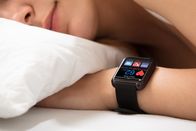 Servus Reportage – Frau mit Sleep Tracker