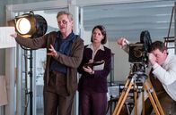 Seebad-Saga – v.l.n.r.: Gerhard Flügelhorn (Thure Lindhardt), Amanda Berggren (Amalie Dollerup) und Fotograph Akselsen (Ari Alkesander).