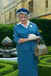 Father Brown – Pfarramtssekretärin Mrs. McCarthy (Sorcha Cusack) ist bei den Ermittlungen dabei.