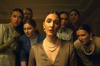 Mothers & Monsters – Auszug aus dem Kurzfilm „Mothers & Monsters“ von Edith Jorisch, Kanada, 2023: Um einen besonderen Anlass zu feiern, lädt eine Gastgeberin (Mylène Mackay, Mi.), die selbst Mutter ist, andere Mütter und ihre perfekten Kinder zu einem großen Festmahl ein.