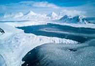Terra X: Faszination Wasser – Der Hornsund, ein Fjord an der Südspitze von Spitzbergen. Hier untersuchen Gletscherforscher, wie sich das Klima verändert.