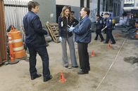 Castle – Im aktuellen Fall ziehen Castle (Nathan Fillion, l.) und Beckett (Stana Katic, M.) den Gerichtsmediziner Sidney Perlmutter (Arye Gross, r.) zu Rate ...