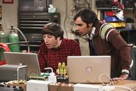 The Big Bang Theory – Howard (Simon Helberg, l.) und Raj (Kunal Nayyar, r.) freuen sich riesig, dass ihre neue Erfindung funktioniert. Da erhalten sie plötzlich eine merkwürdige E-Mail von der NASA. Unterdessen haben Leonard und Penny alle Hände voll damit zu tun, einen Familienstreit zu verhindern ...