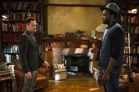 Elementary – Holmes (Jonny Lee Miller, l.) erfährt Wichtiges über seinen Sponsor Alfredo (Ato Essandoh, r.) ...