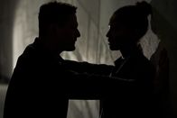 neoriginal: Decision Game – Nachdem die Entführer ihr Wissen über den Tod von Veras und Alex' (Shenja Lacher, l.) zweiter Tochter offengelegt haben, stellt Alex Kate (Cynthia Micas, r.) zur Rede. Außer ihm und ihr wusste niemand von dem Unfall am Berg, bei dem seine Tochter ums Leben kam. Steckt Kate mit den Entführern unter einer Decke?