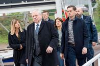 Der Staatsanwalt – Monika Bruch (Cordelia Wege, l.), Oberstaatsanwalt Bernd Reuther (Rainer Hunold, 2.v.l.), Hauptkommissarin Julia Schröder (Anika Baumann, 3.v.r.) und Oberkommissar Alexander Witte (Jannik Mioducki, 2.v.r.) stehen kurz davor, dem Täter gegenüberzutreten.