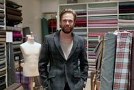 360° Reportage: Harris Tweed - Rückkehr einer Legende – Mark Hogarth ist Chefdesigner von „Harris Tweed Hebrides“. Er weiß: Designer wie Manolo Blahnik schätzen die Qualität des Stoffes.