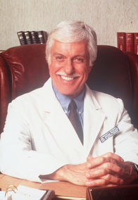 Diagnose: Mord – Dr. Sloan (Dick Van Dyke) am Schreibtisch, wo man ihn selten erlebt.