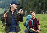 Frühling – Was für ein Pech: Jan Steinmann (Christoph M. Ohrt, l.) und sein Sohn Adrian (Kristo Ferkic, r.) haben sich nicht nur verlaufen, sondern werden auch vom Handynetz im Stich gelassen.