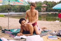 All You Need – Simon (Ludwig Brix, oben) gibt alles, um Vince (Benito Bause) aufzuheitern.