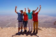 Verrückt nach Meer – Von links: Passagiere Lukas und Daniela, Reiseleiter Bernd und Lagerpraktikant Andreas im Dhofar-Gebirge in Oman.