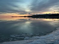 Strände Europas – Wintersonne an der Kurischen Nehrung, auf dem Haff bildet sich Eis.