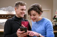 Sturm der Liebe – Max (Stefan Hartmann, l.) zeigt Eleni (Dorothée Neff, r.) stolz Bilder von Arthur.