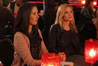 Community – Dürfen bei Troys Geburtstag natürlich nicht fehlen: Britta (Gillian Jacobs, r.) und Annie (Alison Brie, l.) - allerdings erschwindelt sich die 19-jährige Annie den Zutritt in die Bar mit einem geliehenen Ausweis ...