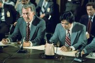 Quincy – Sam Fujiyama (Robert Ito, r.) ist der Assistent von Dr. Quincy (Jack Klugman, l.) im gerichtsmedizinischen Institut von Los Angeles. Als Chemotechniker assistiert er diesem bei jeder Obduktion ...