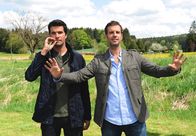 Sturm der Liebe – ARD STURM DER LIEBE FOLGE 1564 Uhr im ERSTEN. Nils (Florian Stadler, r.) trifft Konstantin (Moritz Tittel, l.) auf dem Grundstück, auf das er und Tanja ihr Haus bauen wollten.