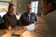 Der Bergdoktor – Die Untersuchungen lassen in Dr. Martin Gruber (Hans Sigl, r.) einen Verdacht wachsen, der nicht nur Thomas Bühlers (Jophi Ries, M.) Leben verändern könnte, sondern auch das von dessen Frau Tine (Katja Studt).