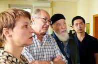 Rentnercops – Vicky Adam (Katja Danowski, l.), Klaus Schmitz (Hartmut Volle, 2.v.l.), Reinhard Bielefelder (Bill Mockridge, 2.v.r.) und Hui Ko (Aaron Lee, r.) besprechen den Fall.