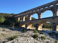 Geniale Bauten der Römer – Das Aquädukt von Nîmes ist das größte bis heute erhaltene römische Bauwerk in Europa. Tausende Arbeiter waren an dem monumentalen Bau auf einer Strecke von 50 Kilometern beschäftigt.