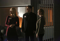 Castle – Alexis (Molly C. Quinn, r.) und ihr Vater (Nathan Fillion, M.) treffen sich in der Todeszelle mit Maggie (Joelle Carter, l.), deren Verlobter in drei Tagen hingerichtet werden soll ...