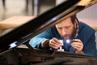 Bones - Die Knochenjägerin – Während seine Kollegen die verkohlte Leiche untersuchen, untersucht Hodgins (T.J. Thyne) den völlig ausgebrannten Wagen.