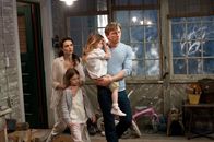 Dream House – Verzweifelt versuchen Will (Daniel Craig, r.), Trish (Taylor Geare, 2.v.l.), Dee Dee (Claire Geare, 2.v.r.) und Libby (Rachel Weisz, l.), die unerklärlichen Ereignisse in ihrem neuen Haus zu verstehen ...