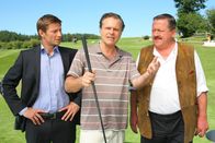 Die Rosenheim-Cops – Die Rosenheimer Kommissare Hansen (Igor Jeftic, l.) und Hofer (Joseph Hannesschläger, r.) verdächtigen Fritz Göbel (Christoph Gareisen, m.).