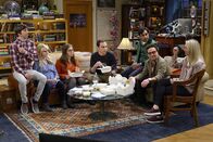 The Big Bang Theory – Haben alle mit ganz unterschiedlichen Projekten zu tun: (v.l.n.r.) Howard (Simon Helberg), Bernadette (Melissa Rauch), Amy (Mayim Bialik), Sheldon (Jim Parsons), Raj (Kunal Nayyar), Leonard (Johnny Galecki) und Penny (Kaley Cuoco) ...