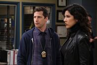 Brooklyn Nine-Nine – Jake Peralta (Andy Samberg, l.); Rosa Diaz (Stephanie Beatriz, r.)