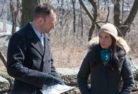 Elementary – Weil Holmes' (Jonny Lee Miller, l.) Bruder Mycroft überraschend nach New York zurückgekehrt ist, kommt es zu Spannungen zwischen Holmes und Watson (Lucy Liu, r.), die ein ganz besonderes Verhältnis mit Mycroft verbindet ...